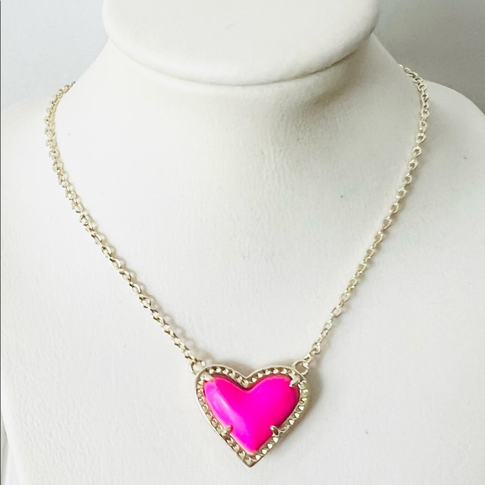 Kendra Scott Ari Heart Magenta Magnesite pendant necklace Gold Plated